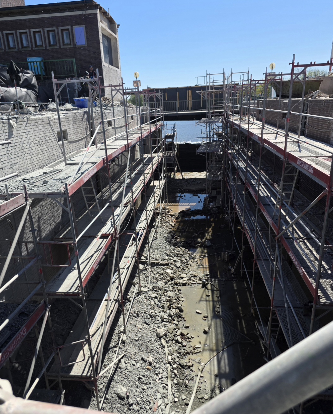 Baustelle mit Gerüst während Rückbau- und Entkernungsarbeiten