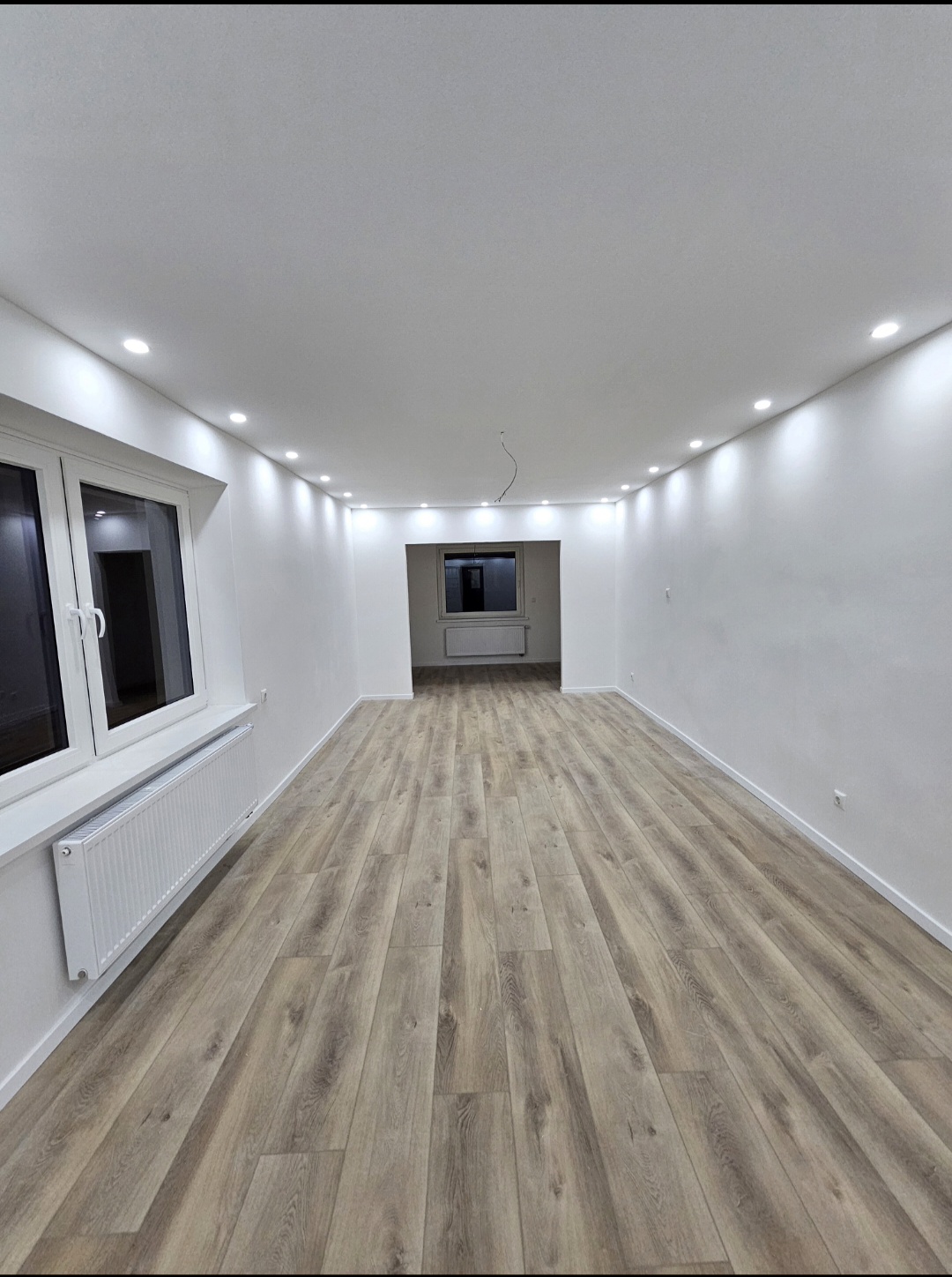 Fertig renovierter Wohnbereich mit Deckenspots