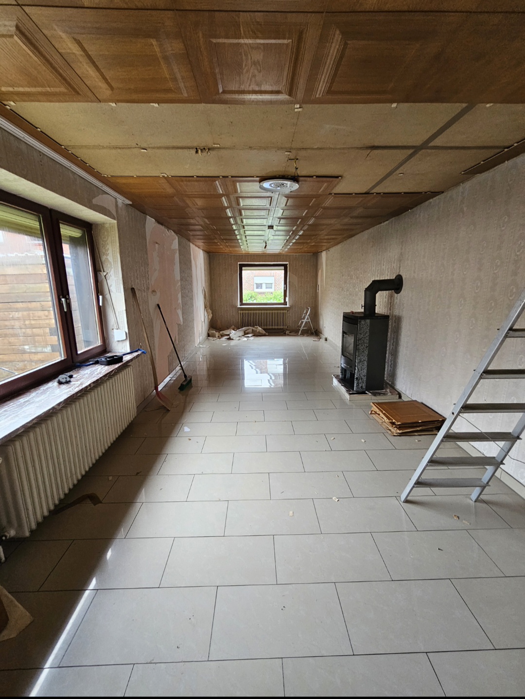 Wohnbereich mit vorhandenem Kamin vor dem Rückbau